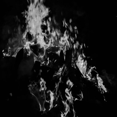 Siyah arka planda ateş alevleri, alev alev dokusu arka planda, çok güzel, ateş yanıyor, odun ve inek gübresi ile ateş siyah ve beyaz şenlik ateşi