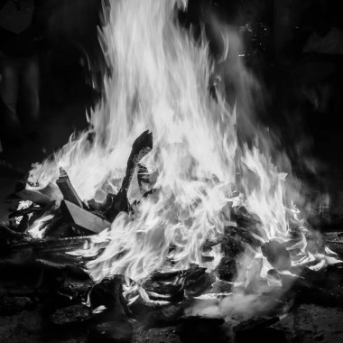 Siyah arka planda ateş alevleri, alev alev dokusu arka planda, çok güzel, ateş yanıyor, odun ve inek gübresi ile ateş siyah ve beyaz şenlik ateşi