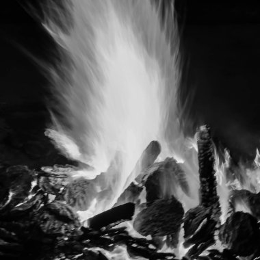 Siyah arka planda ateş alevleri, alev alev dokusu arka planda, çok güzel, ateş yanıyor, odun ve inek gübresi ile ateş siyah ve beyaz şenlik ateşi