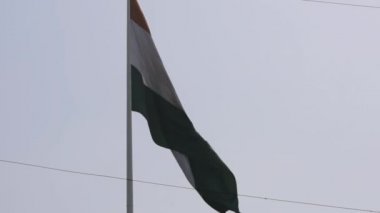 Hindistan bayrağı, Connaught Place 'de dalgalanan mavi gökyüzü, dalgalanan Hindistan bayrağı, Bağımsızlık Günü' nde Hint bayrağı ve Hindistan Cumhuriyeti bayrağı, sallanan atış, sallanan Hint bayrağı, dalgalanan Hindistan bayrakları