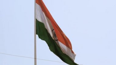 Hindistan bayrağı, Connaught Place 'de dalgalanan mavi gökyüzü, dalgalanan Hindistan bayrağı, Bağımsızlık Günü' nde Hint bayrağı ve Hindistan Cumhuriyeti bayrağı, sallanan atış, sallanan Hint bayrağı, dalgalanan Hindistan bayrakları