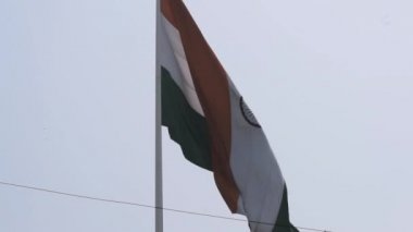 Hindistan bayrağı, Connaught Place 'de dalgalanan mavi gökyüzü, dalgalanan Hindistan bayrağı, Bağımsızlık Günü' nde Hint bayrağı ve Hindistan Cumhuriyeti bayrağı, sallanan atış, sallanan Hint bayrağı, dalgalanan Hindistan bayrakları