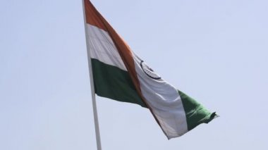 Hindistan bayrağı, Connaught Place 'de dalgalanan mavi gökyüzü, dalgalanan Hindistan bayrağı, Bağımsızlık Günü' nde Hint bayrağı ve Hindistan Cumhuriyeti bayrağı, sallanan atış, sallanan Hint bayrağı, dalgalanan Hindistan bayrakları