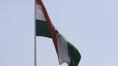 Hindistan bayrağı, Connaught Place 'de dalgalanan mavi gökyüzü, dalgalanan Hindistan bayrağı, Bağımsızlık Günü' nde Hint bayrağı ve Hindistan Cumhuriyeti bayrağı, sallanan atış, sallanan Hint bayrağı, dalgalanan Hindistan bayrakları