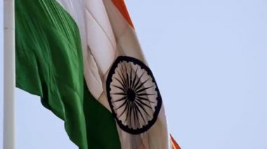Hindistan bayrağı, Connaught Place 'de dalgalanan mavi gökyüzü, dalgalanan Hindistan bayrağı, Bağımsızlık Günü' nde Hint bayrağı ve Hindistan Cumhuriyeti bayrağı, sallanan atış, sallanan Hint bayrağı, dalgalanan Hindistan bayrakları