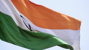 Hindistan bayrağı, Connaught Place 'de dalgalanan mavi gökyüzü, dalgalanan Hindistan bayrağı, Bağımsızlık Günü' nde Hint bayrağı ve Hindistan Cumhuriyeti bayrağı, sallanan atış, sallanan Hint bayrağı, dalgalanan Hindistan bayrakları