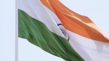 Hindistan bayrağı, Connaught Place 'de dalgalanan mavi gökyüzü, dalgalanan Hindistan bayrağı, Bağımsızlık Günü' nde Hint bayrağı ve Hindistan Cumhuriyeti bayrağı, sallanan atış, sallanan Hint bayrağı, dalgalanan Hindistan bayrakları