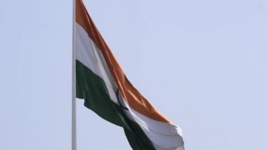 Hindistan bayrağı, Connaught Place 'de dalgalanan mavi gökyüzü, dalgalanan Hindistan bayrağı, Bağımsızlık Günü' nde Hint bayrağı ve Hindistan Cumhuriyeti bayrağı, sallanan atış, sallanan Hint bayrağı, dalgalanan Hindistan bayrakları