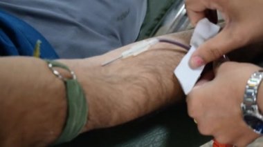 Kan bağışı kampındaki kan bağışçıları, Hindistan, Vivek Vihar, Delhi 'deki Balaji Tapınağı' nda elinde bir baloyla tutuluyor. Ayrıca her yıl 14 Haziran 'da Dünya kan bağışı günü için konsept görüntü