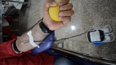 Kan bağışı kampındaki kan bağışçıları, Hindistan, Vivek Vihar, Delhi 'deki Balaji Tapınağı' nda elinde bir baloyla tutuluyor. Ayrıca her yıl 14 Haziran 'da Dünya kan bağışı günü için konsept görüntü