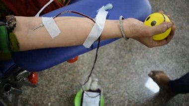 Kan bağışı kampındaki kan bağışçıları, Hindistan, Vivek Vihar, Delhi 'deki Balaji Tapınağı' nda elinde bir baloyla tutuluyor. Ayrıca her yıl 14 Haziran 'da Dünya kan bağışı günü için konsept görüntü