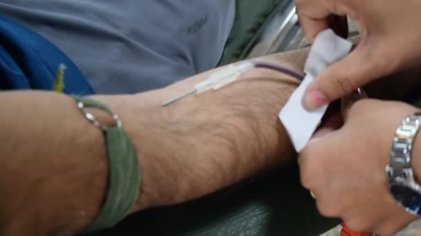 Donante Sangre Campamento Donación Sangre Celebrado Con Una Pelota Hinchable — Vídeo de stock