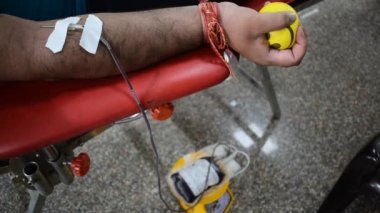 Kan bağışı kampındaki kan bağışçıları, Hindistan, Vivek Vihar, Delhi 'deki Balaji Tapınağı' nda elinde bir baloyla tutuluyor. Ayrıca her yıl 14 Haziran 'da Dünya kan bağışı günü için konsept görüntü