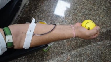 Kan bağışı kampındaki kan bağışçıları, Hindistan, Vivek Vihar, Delhi 'deki Balaji Tapınağı' nda elinde bir baloyla tutuluyor. Ayrıca her yıl 14 Haziran 'da Dünya kan bağışı günü için konsept görüntü
