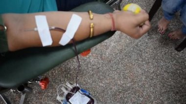 Kan bağışı kampındaki kan bağışçıları, Hindistan, Vivek Vihar, Delhi 'deki Balaji Tapınağı' nda elinde bir baloyla tutuluyor. Ayrıca her yıl 14 Haziran 'da Dünya kan bağışı günü için konsept görüntü
