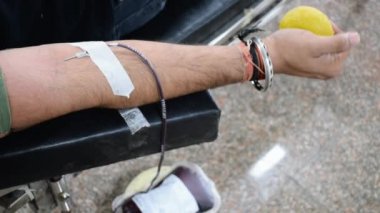 Kan bağışı kampındaki kan bağışçıları, Hindistan, Vivek Vihar, Delhi 'deki Balaji Tapınağı' nda elinde bir baloyla tutuluyor. Ayrıca her yıl 14 Haziran 'da Dünya kan bağışı günü için konsept görüntü