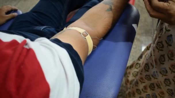 在印度德里Vivek Vihar的Balaji寺 献血者在献血营手里拿着一个弹跳球 每年6月14日世界献血日的概念图 — 图库视频影像