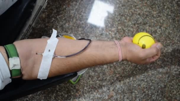 インド デリーのヴィヴェク ヴィハール州バラジ寺院で開催されたボールを手にした献血キャンプで献血者 毎年6月14日の世界献血者デーのコンセプトイメージ — ストック動画