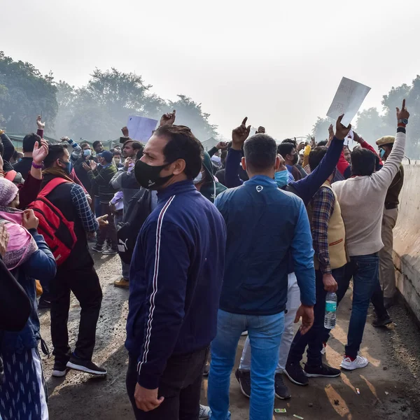 Yeni Delhi, Hindistan 25 Aralık 2021 - Delhi Sözleşmeli Konuk Öğretmenler Delhi AAP Hükümetini protesto eden posterler, bayraklar ve graffitilerle protesto ettiler