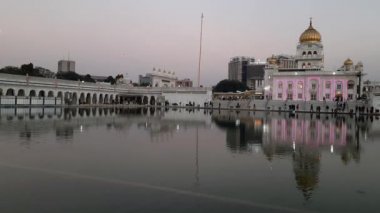 Gurdwara Bangla Sahib en önde gelen Sih Gurudwara, Bangla Sahib Gurudwara akşam vakti Yeni Delhi 'de, Hindistan' da, Sikh topluluğunun en ünlü gurudwara Bangla Sahib 'i.