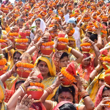 Yeni Delhi, Hindistan 3 Nisan 2022 - Jagannath Tapınağı sırasında Kalaşlı kadınlar Mangal Kalash Yatra, Hintli Hintli dindarlar üzerinde hindistan cevizi olan kutsal su dolu toprak kapları taşıyorlar