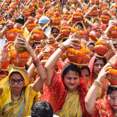 Yeni Delhi, Hindistan 3 Nisan 2022 - Jagannath Tapınağı sırasında Kalaşlı kadınlar Mangal Kalash Yatra, Hintli Hintli dindarlar üzerinde hindistan cevizi olan kutsal su dolu toprak kapları taşıyorlar