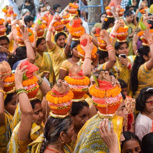 Nova Deli Índia Abril 2022 Mulheres Com Kalash Cabeça Durante — Fotografia de Stock