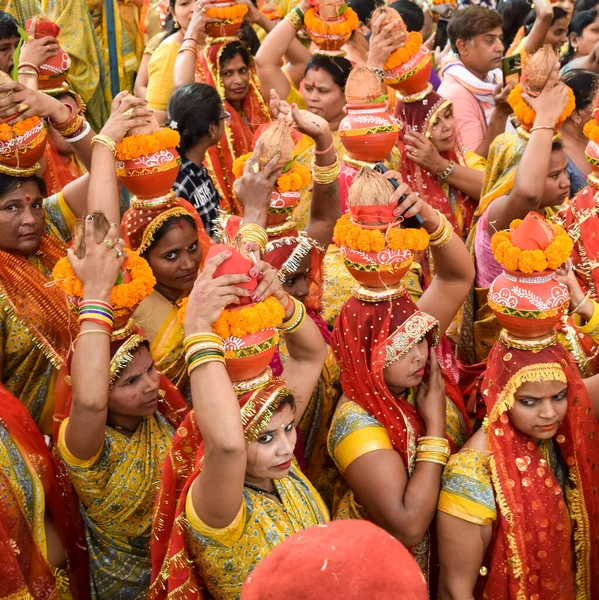 Nova Deli Índia Abril 2022 Mulheres Com Kalash Cabeça Durante — Fotografia de Stock