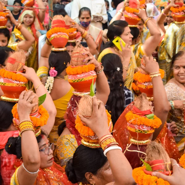 Neu Delhi Indien April 2022 Frauen Mit Kalasche Auf Dem — Stockfoto