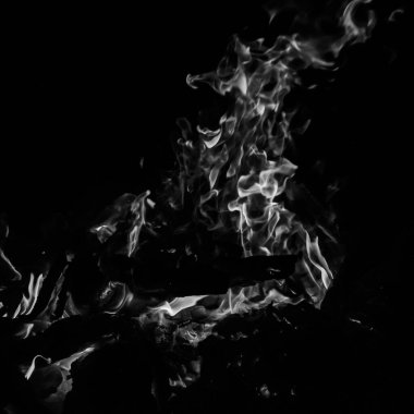 Siyah arka planda ateş alevleri, alev alev dokusu arka planda, çok güzel, ateş yanıyor, odun ve inek gübresi ile ateş siyah ve beyaz şenlik ateşi