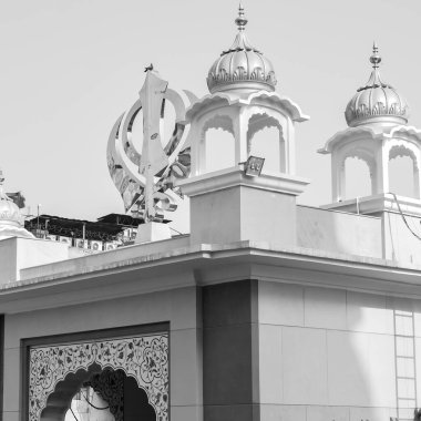 Gurudwara girişinde Khanda Sikh kutsal dini sembolü parlak mavi gökyüzü görüntüsüyle Chandni Chowk 'ta, Eski Delhi' deki Kızıl Kale 'nin karşısındaki Sis Ganj Sahib Gurudwara' da çekildi.