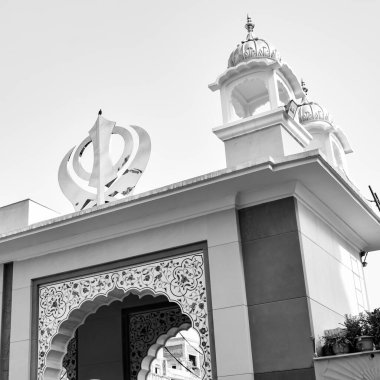 Gurudwara girişinde Khanda Sikh kutsal dini sembolü parlak mavi gökyüzü görüntüsüyle Chandni Chowk 'ta, Eski Delhi' deki Kızıl Kale 'nin karşısındaki Sis Ganj Sahib Gurudwara' da çekildi.