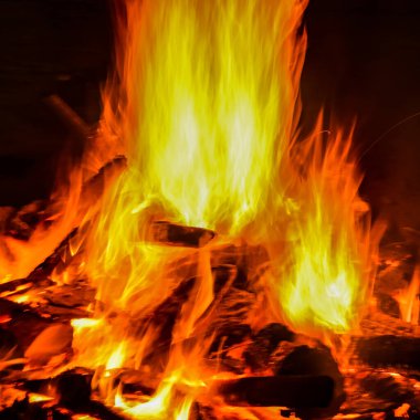 Siyah arka planda alevler, alev alev dokusu arka planda, çok güzel, ateş yanıyor, ateş odun ve inek gübresi ateşiyle yanıyor.