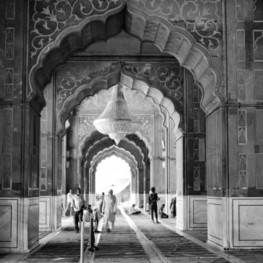 Delhi, Hindistan-15 Nisan 2022: Tanımlanamayan Hintli turist Ramzan sezonunda Delhi 6, Hindistan 'da Jama Mescidi' ni ziyaret etti. Jama Mescidi, Hindistan 'daki en büyük ve belki de en görkemli camidir.