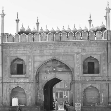 Delhi, Hindistan-15 Nisan 2022: Tanımlanamayan Hintli turist Ramzan sezonunda Delhi 6, Hindistan 'da Jama Mescidi' ni ziyaret etti. Jama Mescidi, Hindistan 'daki en büyük ve belki de en görkemli camidir.