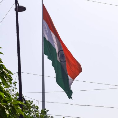 Hindistan bayrağı, Connaught Place 'de dalgalanan mavi gökyüzü, dalgalanan Hindistan bayrağı, Bağımsızlık Günü' nde Hint bayrağı ve Hindistan Cumhuriyeti bayrağı, sallanan atış, sallanan Hint bayrağı, dalgalanan Hindistan bayrakları