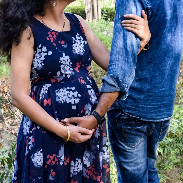 Couple Indien Posant Pour Maternité Bébé Shoot Couple Pose Dans — Photo