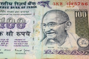 Nadir bulunan 100 rupilik banknotlar masanın üzerinde, Hindistan 'ın parası da dönen masanın üzerinde. Eski Hint Para Birimi notları masanın üzerinde, Hint Para Birimi masanın üstünde.