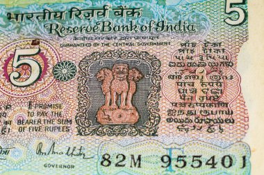 Masada nadir bulunan eski 5 rupi, dönen masada Hindistan parası. Eski Hint Para Birimi notları masanın üzerinde, Hint Para Birimi masanın üstünde.