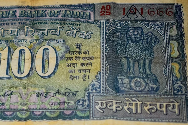 Nadir Bulunan 100 Rupilik Banknotlar Masanın Üzerinde Hindistan Parası Dönen — Stok fotoğraf