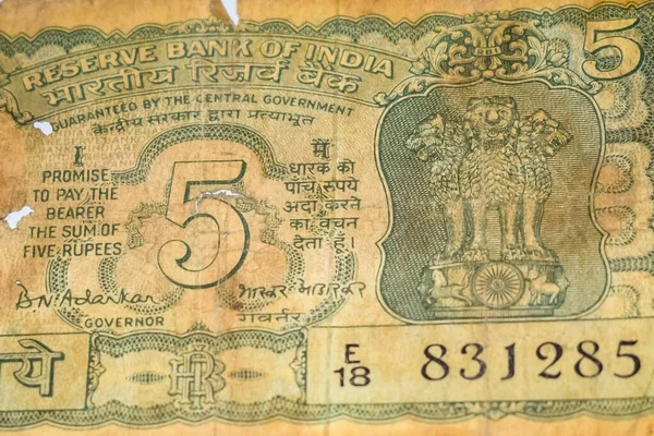 Рідкісні Банкноти Номіналом Ять Рупій Зібрані Столі Індійські Гроші Обертовому — стокове фото