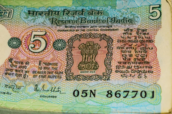 Vzácné Old Five Rupee Bankovky Kombinované Stole Indie Peníze Otočném — Stock fotografie
