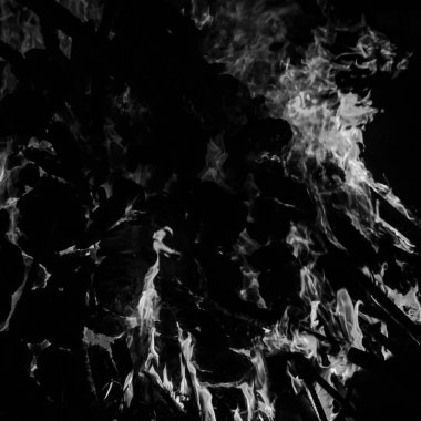 Siyah arka planda ateş alevleri, alev alev dokusu arka planda, çok güzel, ateş yanıyor, odun ve inek gübresi ile ateş siyah ve beyaz şenlik ateşi