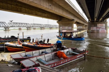 Garh Mukteshwar, UP, Hindistan - 11 Haziran 2022 - Ganga, Garh Mukteshwar 'da görüldüğü gibi, Ganga Nehri Hindu için en kutsal nehir, Garh Ganga Brij manzarası Hindu için ünlü bir dini yerdir.