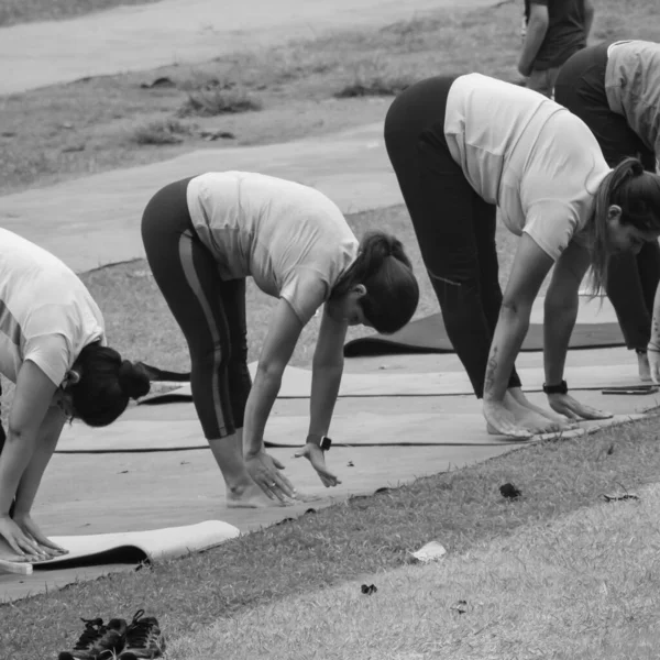 Delhi Índia Junho 2022 Aula Exercícios Yoga Grupo Surya Namaskar — Fotografia de Stock