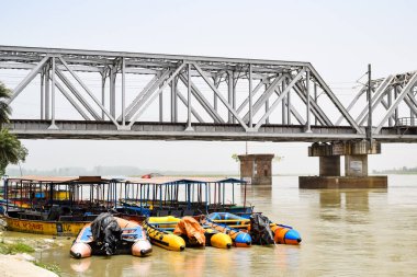 Garh Mukteshwar, UP, Hindistan - 11 Haziran 2022 - Ganga, Garh Mukteshwar 'da görüldüğü gibi, Ganga Nehri Hindu için en kutsal nehir, Garh Ganga Brij manzarası Hindu için ünlü bir dini yerdir.