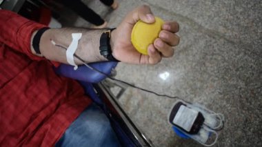 Kan bağışı kampındaki kan bağışı kampı her yıl 14 Haziran 'da, Balaji Tapınağı, Vivek Vihar, Delhi, Hindistan' da, kan bağışı için düzenlenen Dünya Kan bağışı gününde, Kan Bağışı Kampı 'nda el ele tutulur.
