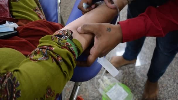 Blood Donor Blood Donation Camp Held Bouncy Ball Holding Hand — Vídeo de Stock