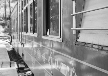 Oyuncak tren dağ yamacında, güzel bir manzara, bir dağ, bir vadi yeşil doğal ormanların arasında, tepeye giden demiryolu üzerinde hareket ediyor. Oyuncak tren Kalka 'dan Shimla' ya Hindistan-Siyah ve Beyaz