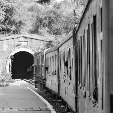Oyuncak tren dağ yamacında, güzel bir manzara, bir dağ, bir vadi yeşil doğal ormanların arasında, tepeye giden demiryolu üzerinde hareket ediyor. Oyuncak tren Kalka 'dan Shimla' ya Hindistan-Siyah ve Beyaz